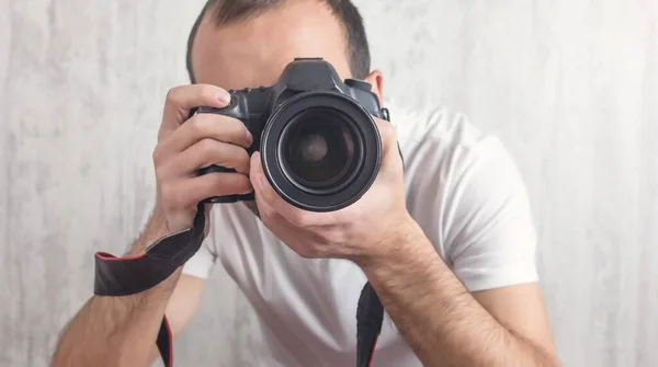 Fotógrafo Com Uma Câmara Estilo Vida Trabalho — Fotografia de Stock