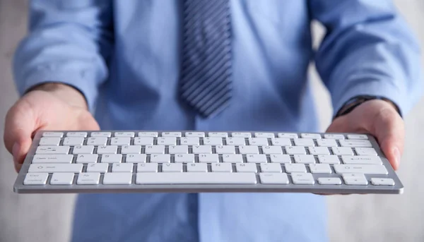 Homem Segurando Teclado Computador Tecnologia Negócios — Fotografia de Stock