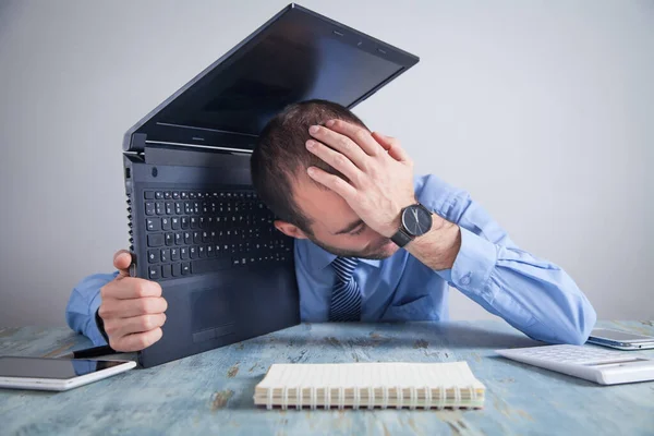 Caucásico Estresado Empresario Sentado Cubriendo Cara Oficina —  Fotos de Stock