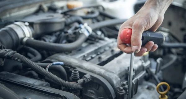 Mecánico Trabajando Motor Del Coche Reparación Automóviles Centro Servicio — Foto de Stock