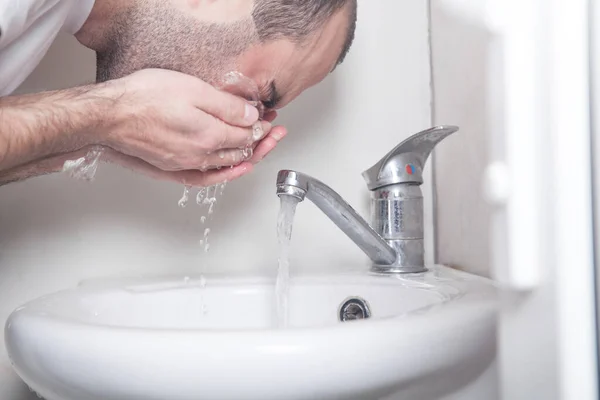 Caucásico Hombre Lavando Cara Baño — Foto de Stock