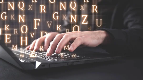 Homem Digitando Teclado Computador Cartas — Fotografia de Stock