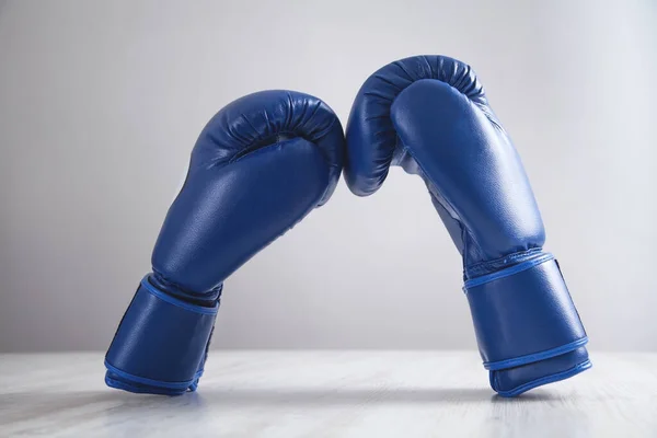 Перчатки Бокса Современном Белом Столе — стоковое фото