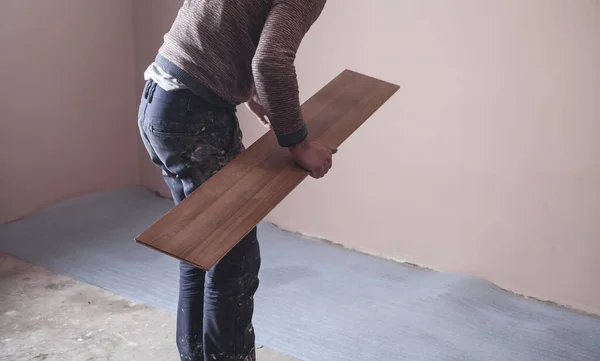 Trabajador Instalando Piso Madera Laminado Nuevo —  Fotos de Stock