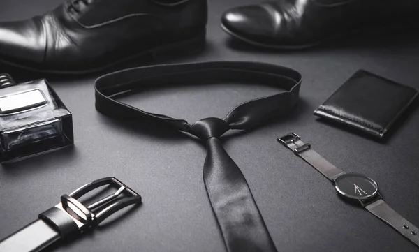 Tie Polshorloge Parfum Riem Portemonnee Schoenen Zwarte Achtergrond Mannen Accessoires — Stockfoto