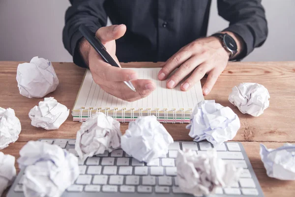 Der Mann Amt Zerknitterte Papierkugeln Auf Dem Tisch — Stockfoto