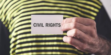 Vatandaşlık Hakları metnini kartvizitte tutan adam.