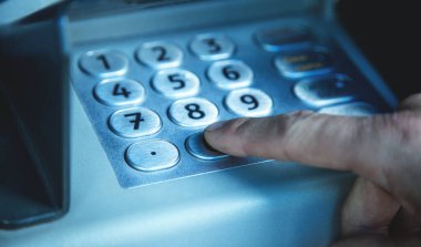 Atm makine nin tuş takımıüzerinde adam el basarak. Atm. Para çekme