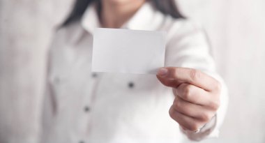 İş kadını kartvizit tutuyor. İş konsepti