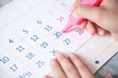 İşaretli kız el işaretleri takvimi.