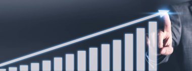Grafikteki adam dokunuyor. Finansal büyüme kavramı