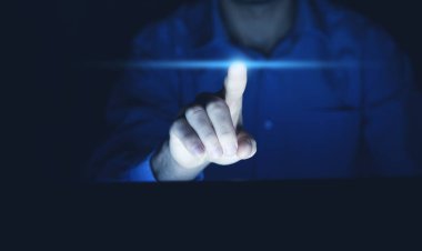 Erkek eli gece ekranda dokunuyor..