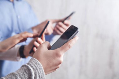 Akıllı telefon kullanan insanlar. Teknoloji. Sosyal medya