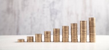 Masada bir yığın bozuk para var. İş için. Finans