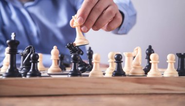 Satranç oynayan adam. Rekabet stratejisi kavramı