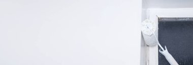 Duvarı silindirle boyamak. Yenileme. Metnin için boşluk