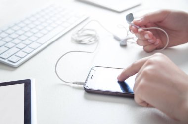 Akıllı telefon kullanan kulaklıklarla. İnsanlar, Teknoloji, Müzik