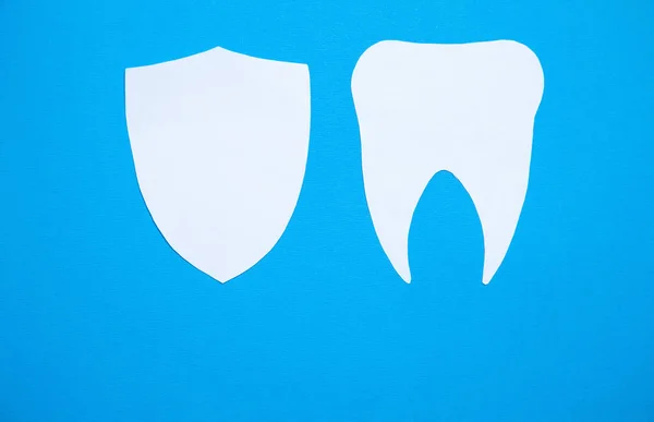 Χάρτινη Προστασία Δοντιών Και Ασπίδων Μπλε Φόντο — Φωτογραφία Αρχείου