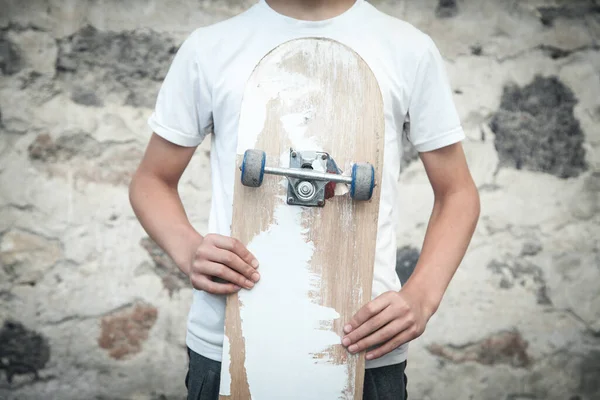 Garçon Caucasien Avec Skateboard Dans Ses Mains — Photo