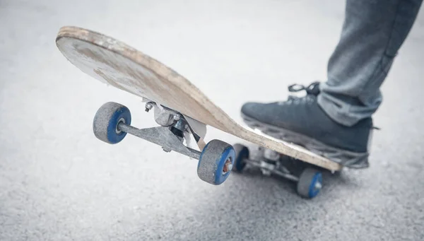 Ragazzo Cavalca Sullo Skateboard Asfalto — Foto Stock