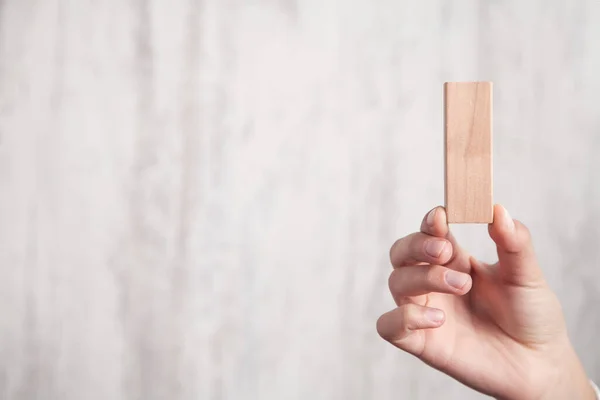 Meisje Hand Met Lege Houten Blok — Stockfoto