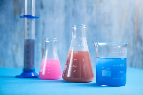 化学研究室のカラー液晶科学用ガラス製品 — ストック写真