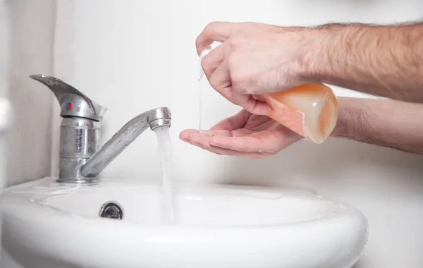 Hombre Usando Jabón Líquido Limpiando Manos Higiene Lavarse Las Manos — Foto de Stock