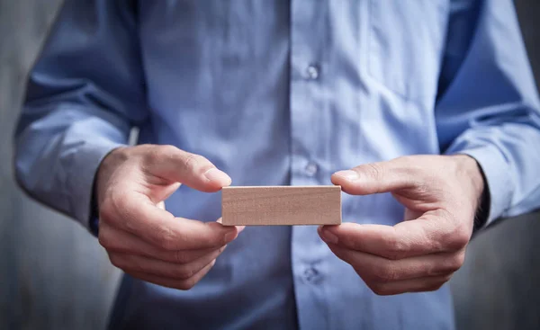 Man Som Håller Trä Tomt Block — Stockfoto