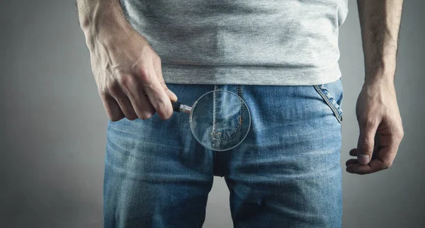 Homem Segurando Lupa Jeans — Fotografia de Stock