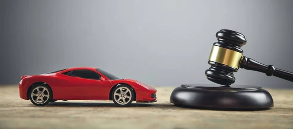 Yargıç Tokmak ve araba masada..