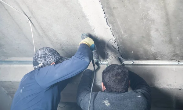 Trabajador Taladra Una Pared Con Perforador — Foto de Stock