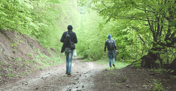 Ταξιδιώτες Σακίδιο Περπατούν Μέσα Στο Δάσος — Φωτογραφία Αρχείου
