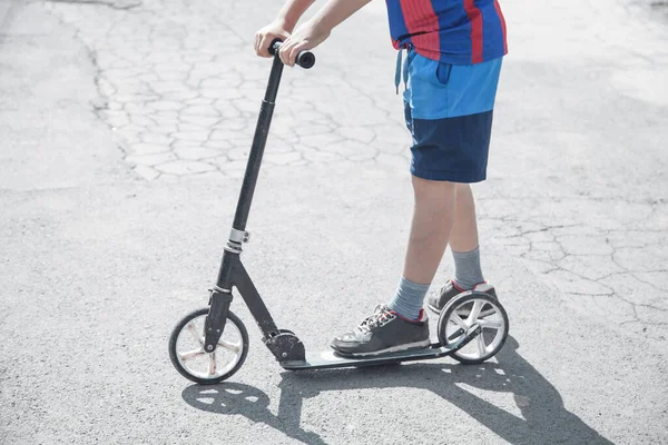 Jongen Een Scooter Rijden Straat — Stockfoto