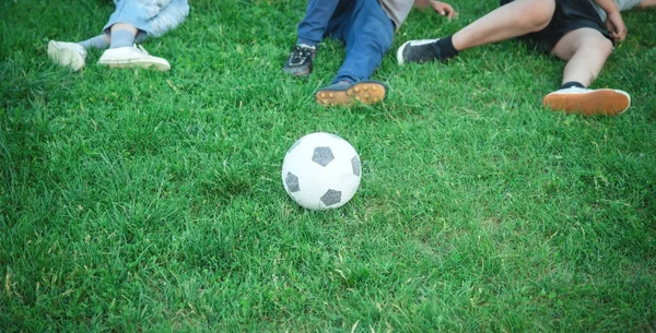 Meninos Caucasianos Com Uma Bola Futebol Campo Futebol — Fotografia de Stock