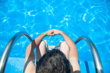 Yüzme havuzundaki beyaz adam..