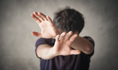 Beyaz adam dur hareketi yapıyor..