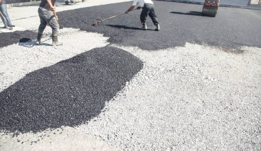 Asfalt düzenleyen işçiler. Yol yapımı. Sanayi