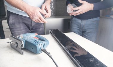 Elektrikli testere masanın üzerinde. İnşaat, Endüstri, Ev İşleri 