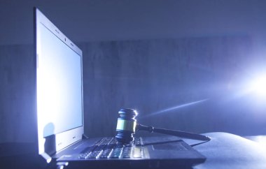 Klavyedeki Yargıç Gavin. İnternet suçu