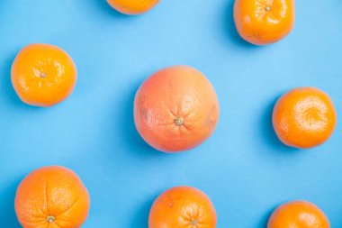 Mavi arka planda taze greyfurtlar..