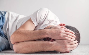 Kafkasyalı bunalımlı adam. Ruh sağlığı konsepti