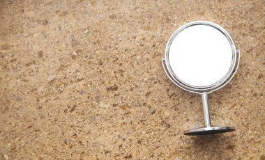 Kahverengi arka planda bir masa aynası.