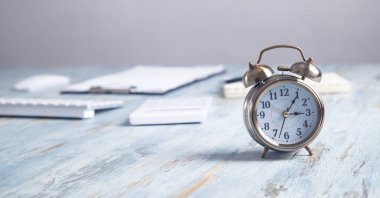 Masasında iş eşyası olan çalar saat.. 