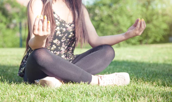 Junge Frau Praktiziert Yoga Freien — Stockfoto