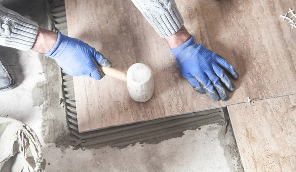 Verlegung Keramischer Bodenfliesen Sanierung Des Fußbodens — Stockfoto