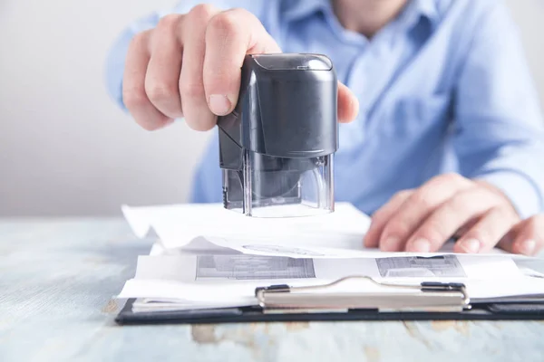 Zakenman Zet Een Stempel Documenten Het Kantoor — Stockfoto