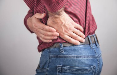 Beyaz adam sırt ağrısı çekiyor..