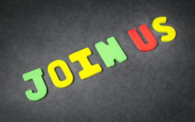 Renkli sözcük, siyah arkaplanda bize katıl.