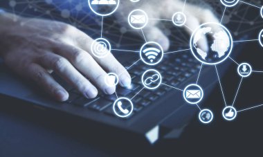 Eller klavyede. Sosyal Medya Pazarlama. İş için. - İnternet. Teknoloji