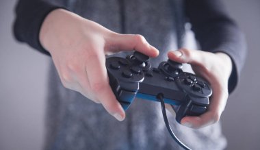 Oyun kumandası kullanan eller. Video oyunları oynanıyor 